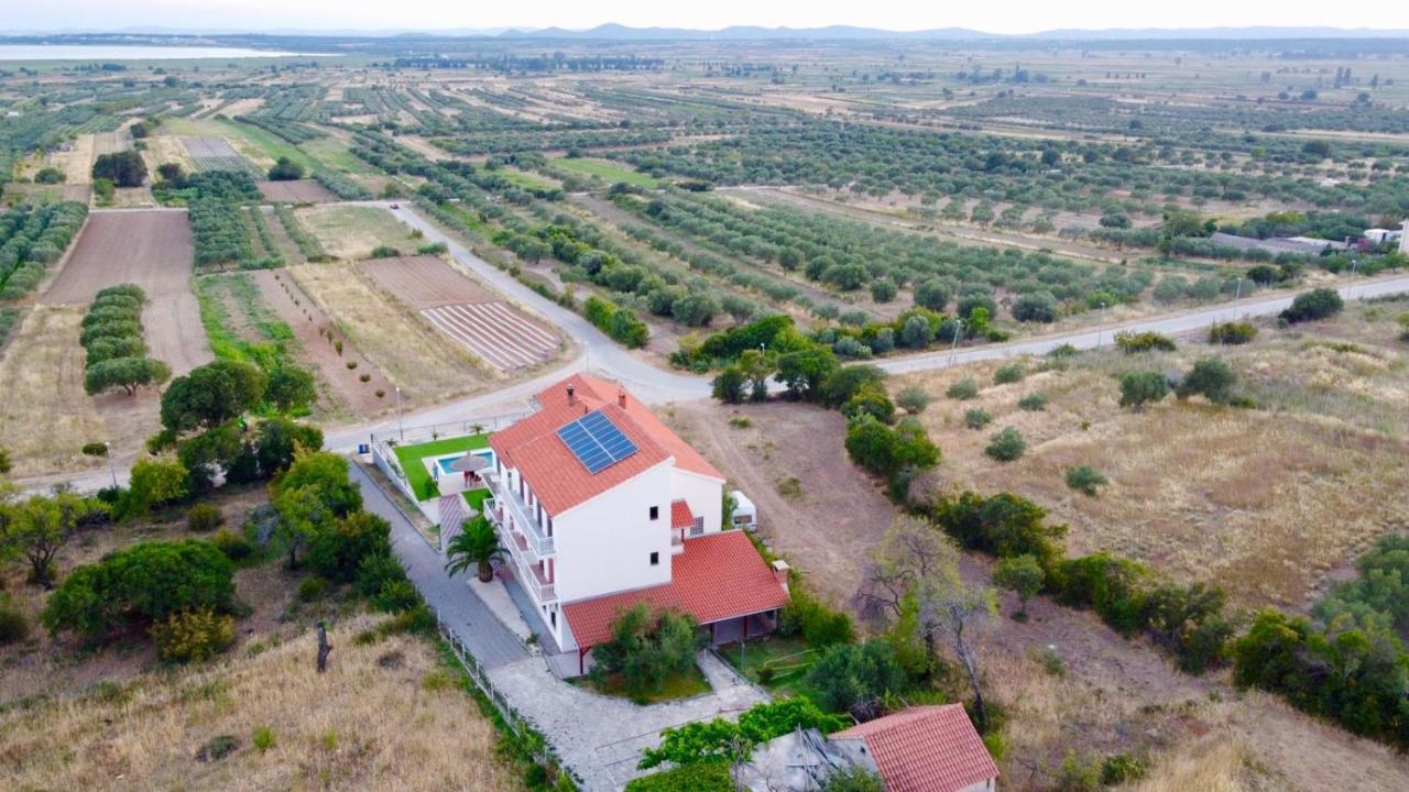 Apartmani Viktorija Vrana  エクステリア 写真