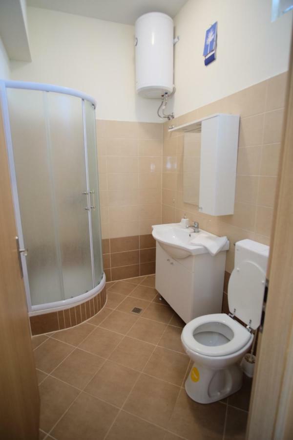Apartmani Viktorija Vrana  エクステリア 写真