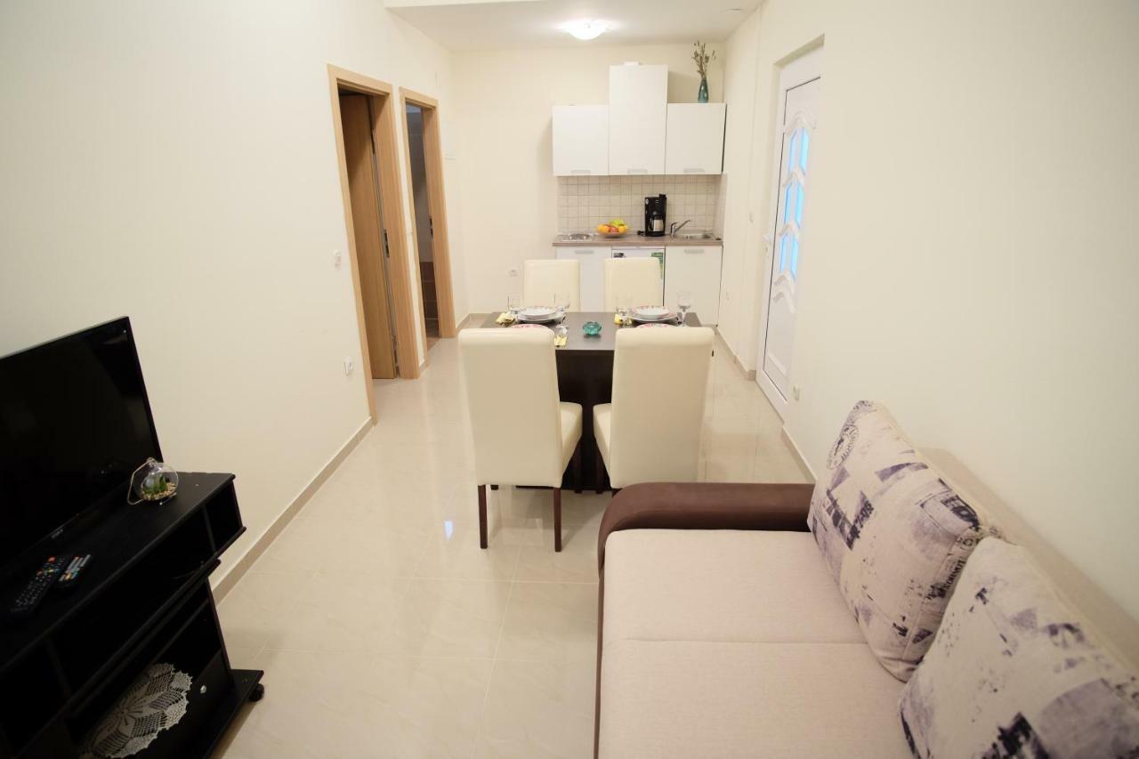 Apartmani Viktorija Vrana  エクステリア 写真
